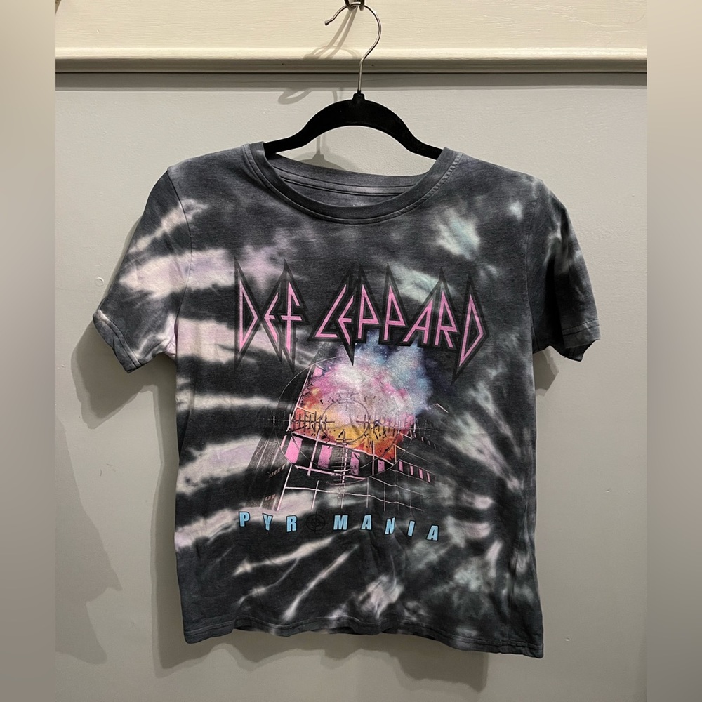 Def leppard t shirt size xs fits more like a small grey white pink tie dye